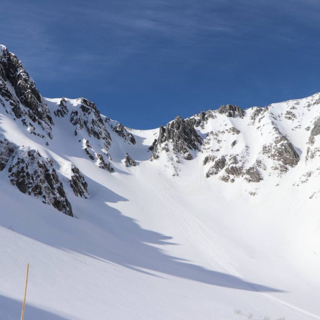 Snow-covered glacial cirque at Senjojiki Curl in the Central Alps Japan during winter – a dramatic Nagano Japan travel highlight.