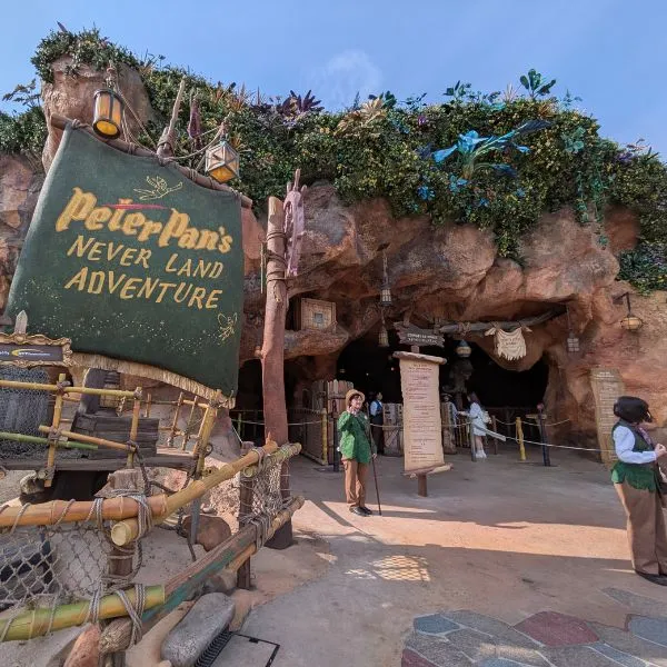 Entrance to Peter Pan’s Never Land Adventure in Tokyo DisneySea plan, with short lines just after park opening.