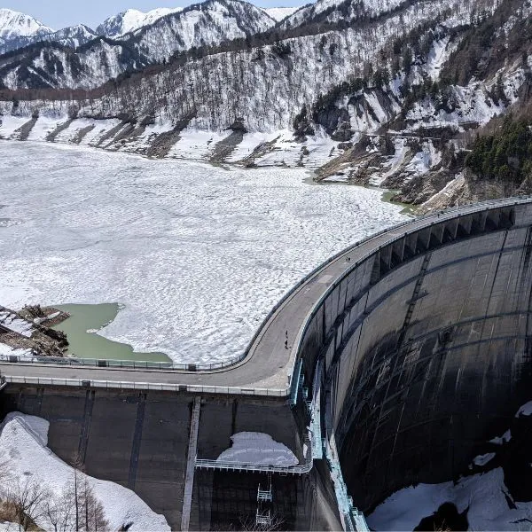 Snow-covered Kurobe Dam along the Tateyama Kurobe Alpine Route, showcasing the dramatic winter scenery of Japan’s Northern Alps.