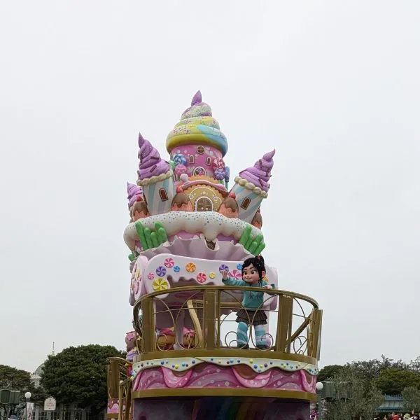 Limited-time Wreck-It Ralph parade float at Tokyo Disneyland with kids, full of colorful details.