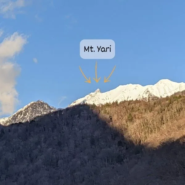 Clear morning view of Mt. Yari from Yarimikan, a breathtaking sight during a family stay at the best onsen in Gifu with kids.
