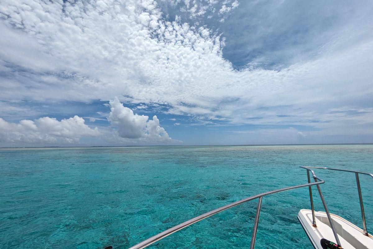 Crystal-clear turquoise waters of Yabiji Reef in Miyakojima – One of the best Okinawa Island　snorkeling spots in Japan, perfect for exploring marine life near Miyako Island.