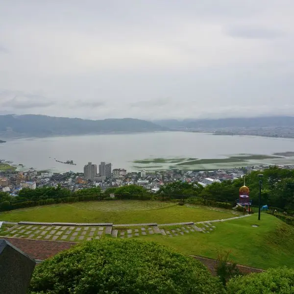 Sweeping view of Suwako from Tateishi Park — a perfect photo spot for family-friendly Japan travel.