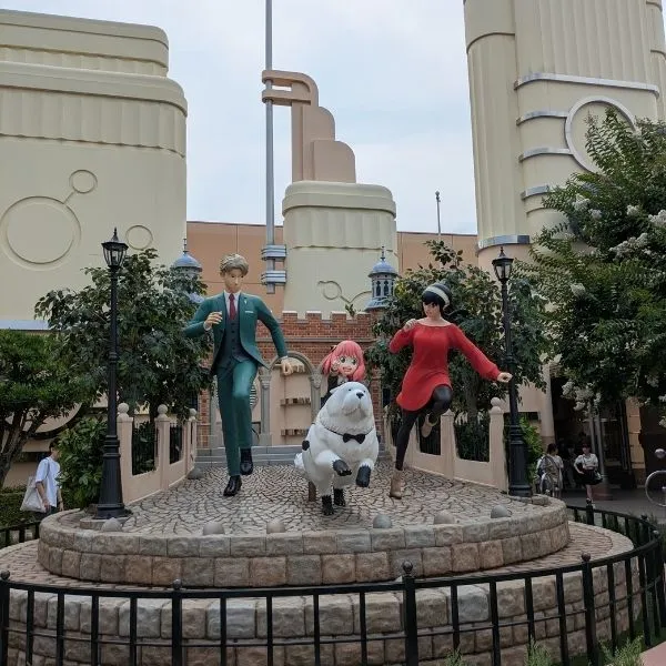 Spy x Family statues at Universal Studios Japan 2025, a limited-time attraction near the entrance.