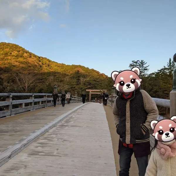 Family crossing Uji Bridge at Ise Jingu in the early morning – Ise Grand Shrine crowd tips, family travel Japan