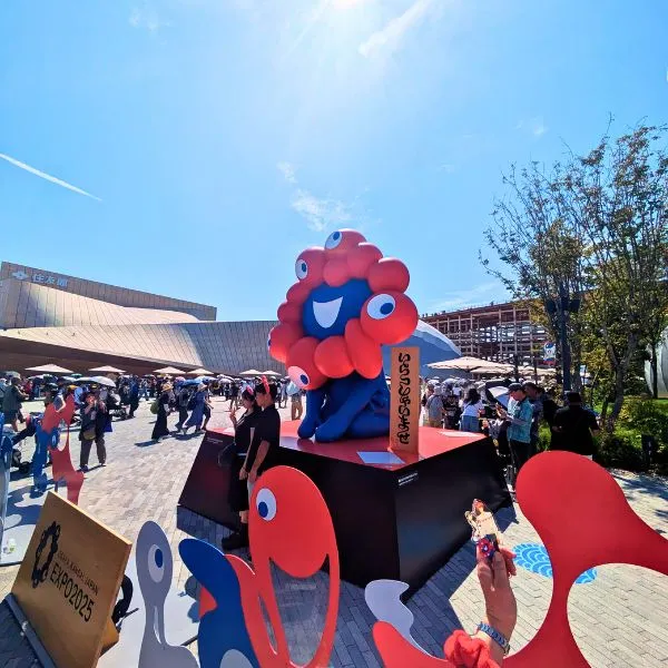 Myaku-Myaku mascot statue with crowds at Expo 2025 Osaka entrance area｜atmosphere near Italy Pavilion Expo 2025.